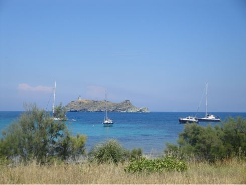 Macinaggio,barche alla rada,l'isola con il faro sullo sfondo