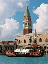 Il galeone davanti al Palazzo Ducale