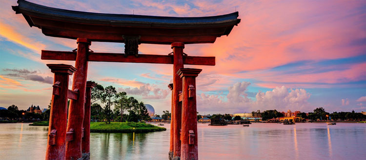 Torii, il tipico portale dei templi giapponesi lago