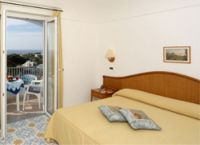 Camera con balcone
