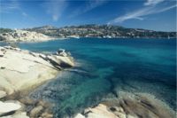 ... calette dalle acque cristalline,circondate da rocce granitiche
