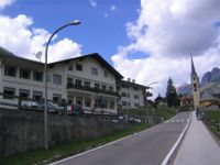 Alba di Canazei,sede Università di Verona e la chiesa sullo sfondo