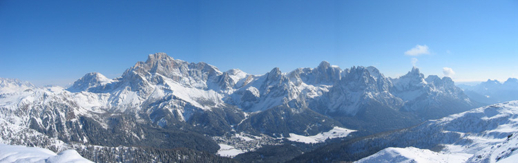 San Martino di Castrozza in fondo valle ai piedi delle Pale di San Martino