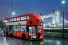 Londra, il tipico bus a due piani e il Bridge Tower sullo sfondo londra