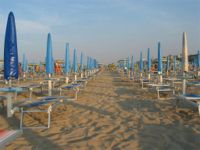 Rimini,spiaggia:ordini di ombrelloni e lettini