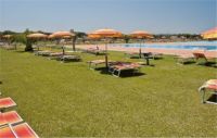 Pietrablu Resort & SPA,solarium con ombrelloni e  lettini
